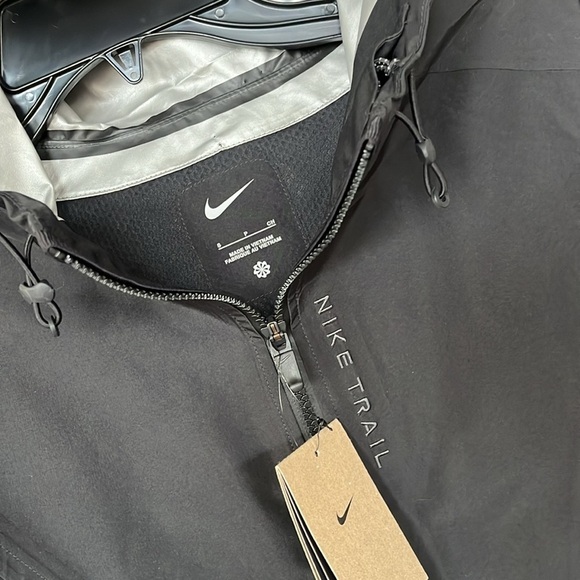 Brand New Nike Black Trail GORE-TEX INFINIUM Running Jacket Loose Fit Packable - Picture 4 of 16